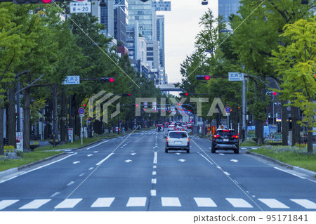 Early morning view of Midosuji from the Yodoyabashi intersection 95171841