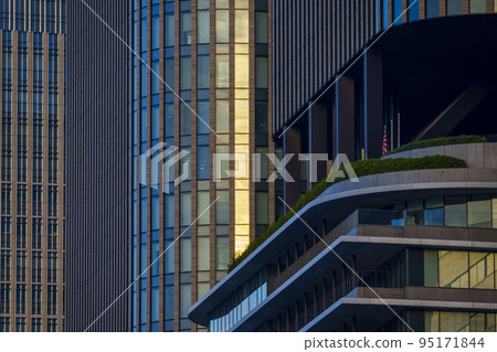 Nakanoshima skyscrapers reflected in the morning sun 95171844