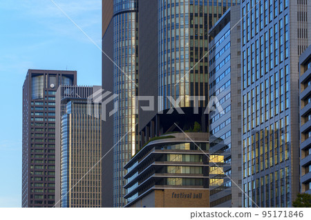 中之島摩天大樓映照在晨光中 95171846