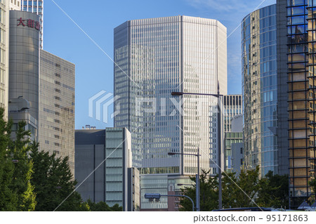 從梅田新道十字路口附近的阪急百貨店的晨景 從梅田新道十字路口附近的阪急百貨店的晨景 95171863