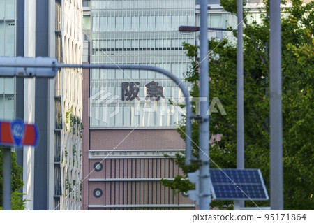 從梅田新道十字路口附近的阪急百貨店的晨景 95171864
