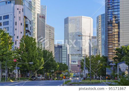 從梅新南十字路口附近的阪急百貨店的晨景 95171867