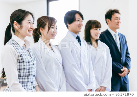 在醫院工作的醫務人員的男性和女性（醫療辦公室工作/ MR） 95171970