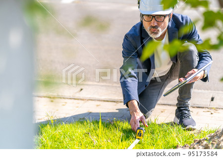 Building layout confirmation Completion inspection Construction supervisor First-class architect 95173584