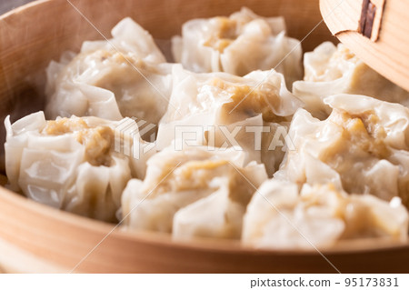 蓬鬆的燒賣在竹蒸籠中蒸出溫和的蒸汽 蓬鬆的燒賣在竹蒸籠中蒸出溫和的蒸汽 95173831