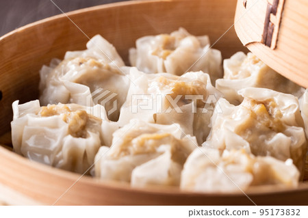 蓬鬆的燒賣在竹蒸籠中蒸出溫和的蒸汽 蓬鬆的燒賣在竹蒸籠中蒸出溫和的蒸汽 95173832