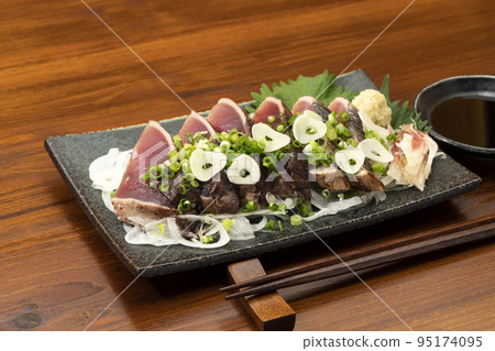 Beat the bonito with green onions and garlic Beat the bonito with green onions and garlic 95174095