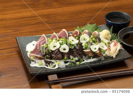 Katsuo no tataki 配大蔥、大蒜和清酒 Katsuo no tataki 配大蔥、大蒜和清酒 95174098