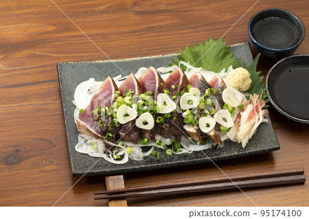 Katsuo no tataki 配大蔥、大蒜和清酒 95174100