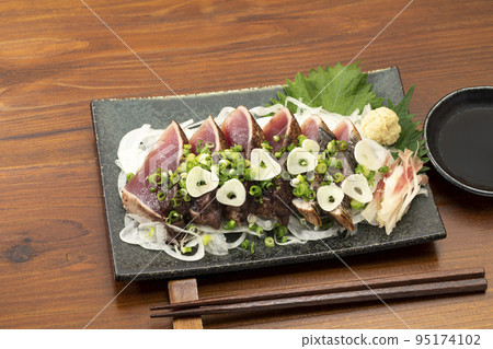 Beat the bonito with green onions and garlic Beat the bonito with green onions and garlic 95174102