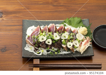 用蔥和大蒜打鰹魚 用蔥和大蒜打鰹魚 95174104