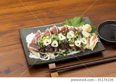 用蔥和大蒜打鰹魚 用蔥和大蒜打鰹魚 95174109