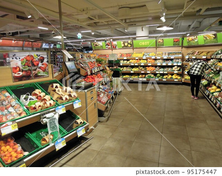 european supermarket 95175447