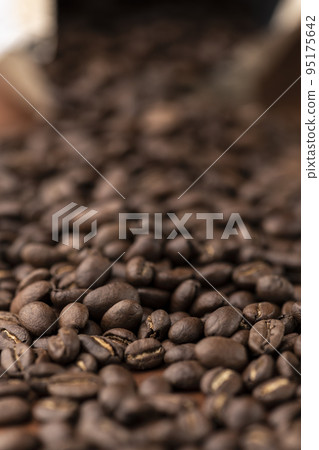 Coffee beans jumping out of the bag vigorously 95175642