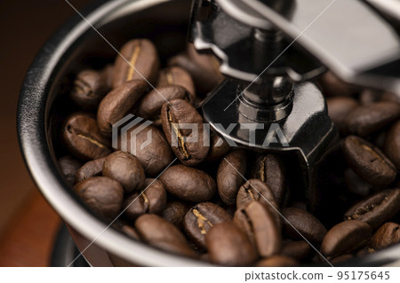 用咖啡研磨機磨咖啡豆 95175645