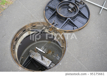 Installation of a manhole toilet (gate valve) Installation of a manhole toilet (gate valve) 95175661
