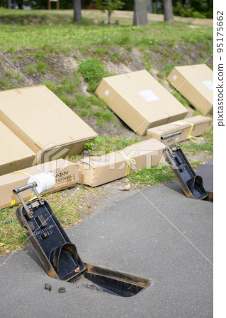 How to install a manhole toilet (Japanese style) 95175662