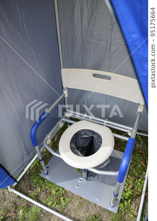 Setting up a manhole toilet (toilet seat and tent) 95175664