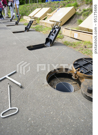 How to install a manhole toilet (water inlet and toilet bowl) 95175666