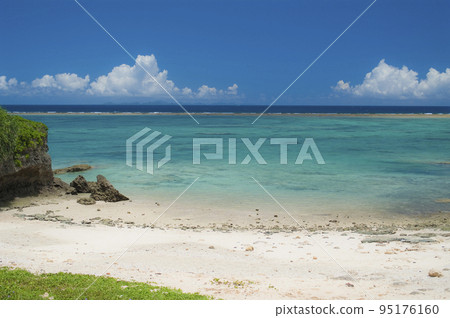 沖繩美麗的翡翠綠海、藍天和海岸 95176160