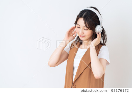 女性生活方式音樂欣賞音樂耳機新常態 95176172