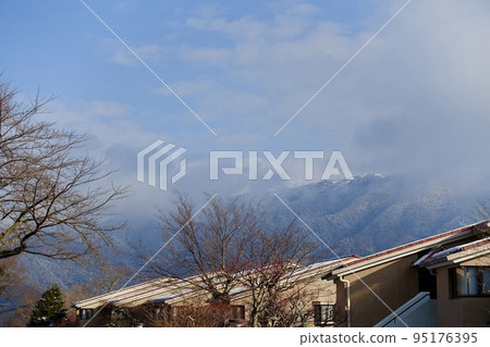 冬天從別墅區看到的山脈 95176395