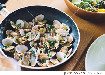 Sake-steamed clams and home cooking Sake-steamed clams and home cooking 95176633