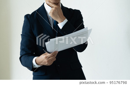 擔心看文件的商人 95176798