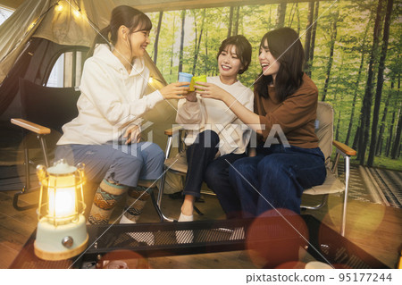 享受家庭露營 Ie Camp 的年輕女性 95177244