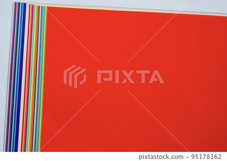 Overlapping colorful colored paper Red background material 95178162