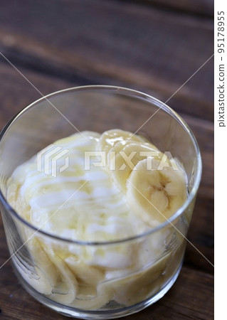 玻璃容器中的蜂蜜香蕉酸奶 95178955