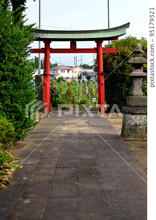 （日本神社）小神社埼玉縣久喜市香取神社從接近鳥居 95179321