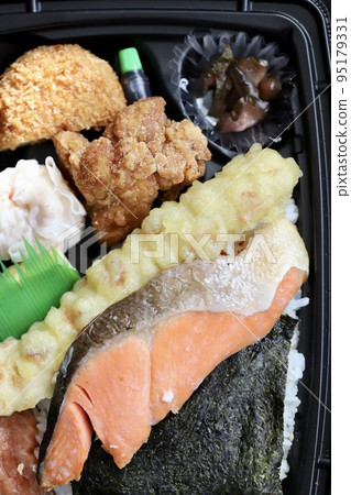 Seaweed bento in a disposable takeaway container 95179331