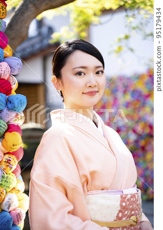 穿著和服在京都觀光的女人 95179434