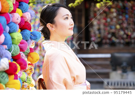 穿著和服在京都觀光的女人 95179445