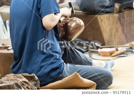 Craftsmen's handiwork Traditional copperware production Craftsmen's handiwork Traditional copperware production 95179511