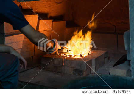 Craftsmen's handiwork Traditional copperware production 95179524