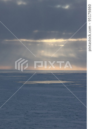 Shari, Hokkaido Drift ice in the Sea of Okhotsk (Utoro) 95179860