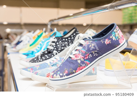 shoes the store 95180409