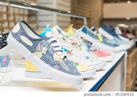 shoes the store 95180410