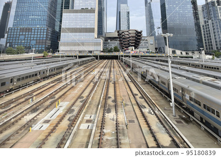 Tracks and trains connecting Manhattan and New Jersey 95180839