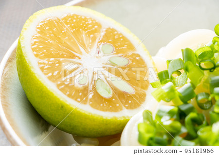 Close-up of kabosu (cut in half) in bukkake udon. 95181966