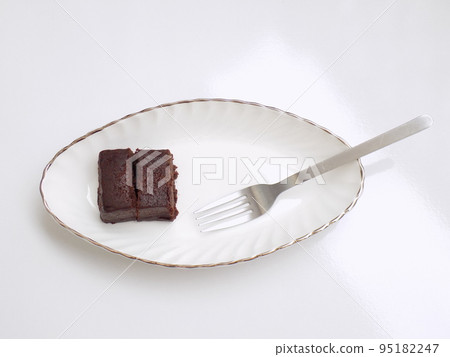 盤子裡放一點巧克力蛋糕 盤子裡放一點巧克力蛋糕 95182247
