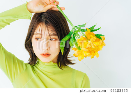 鮮花和年輕女性的髮型和美容圖像 95183555