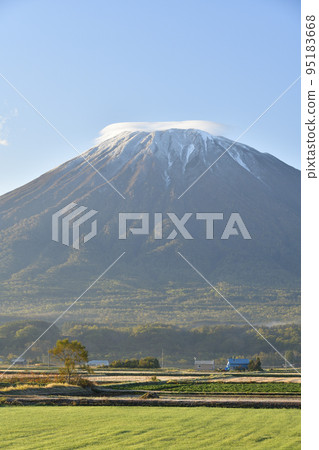 在北海道俱知安拍攝初雪的羊蹄山風景 在北海道俱知安拍攝初雪的羊蹄山風景 95183668