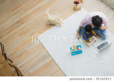 遠程工作父母和孩子 遠程工作父母和孩子 95183913