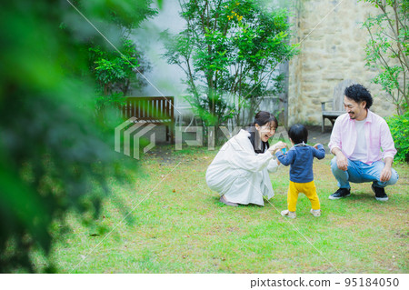 一家人在花園裡吹肥皂泡 95184050