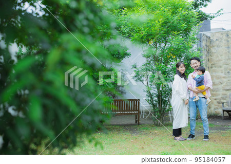 一家人在花園裡吹肥皂泡 95184057