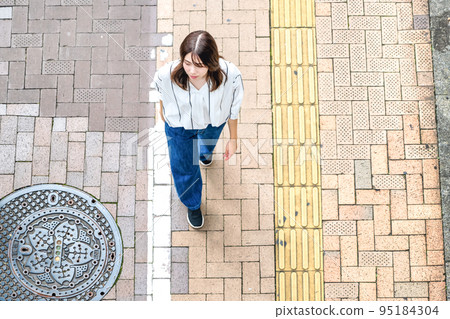 走在城市鳥瞰圖上的年輕女子 走在城市鳥瞰圖上的年輕女子 95184304