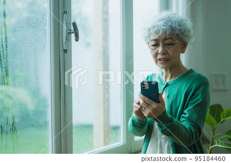 雨焦慮的高級女人 95184460
